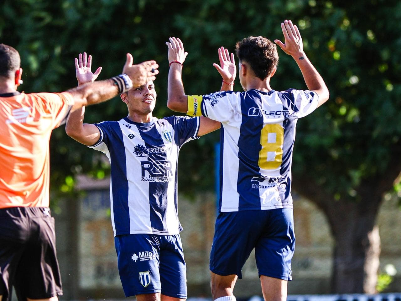 Celebración de dos jugadores de Viamonte